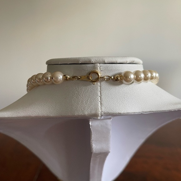 Faux pearl necklace with golden 3 strands twist light classic good condition - Picture 4 of 4